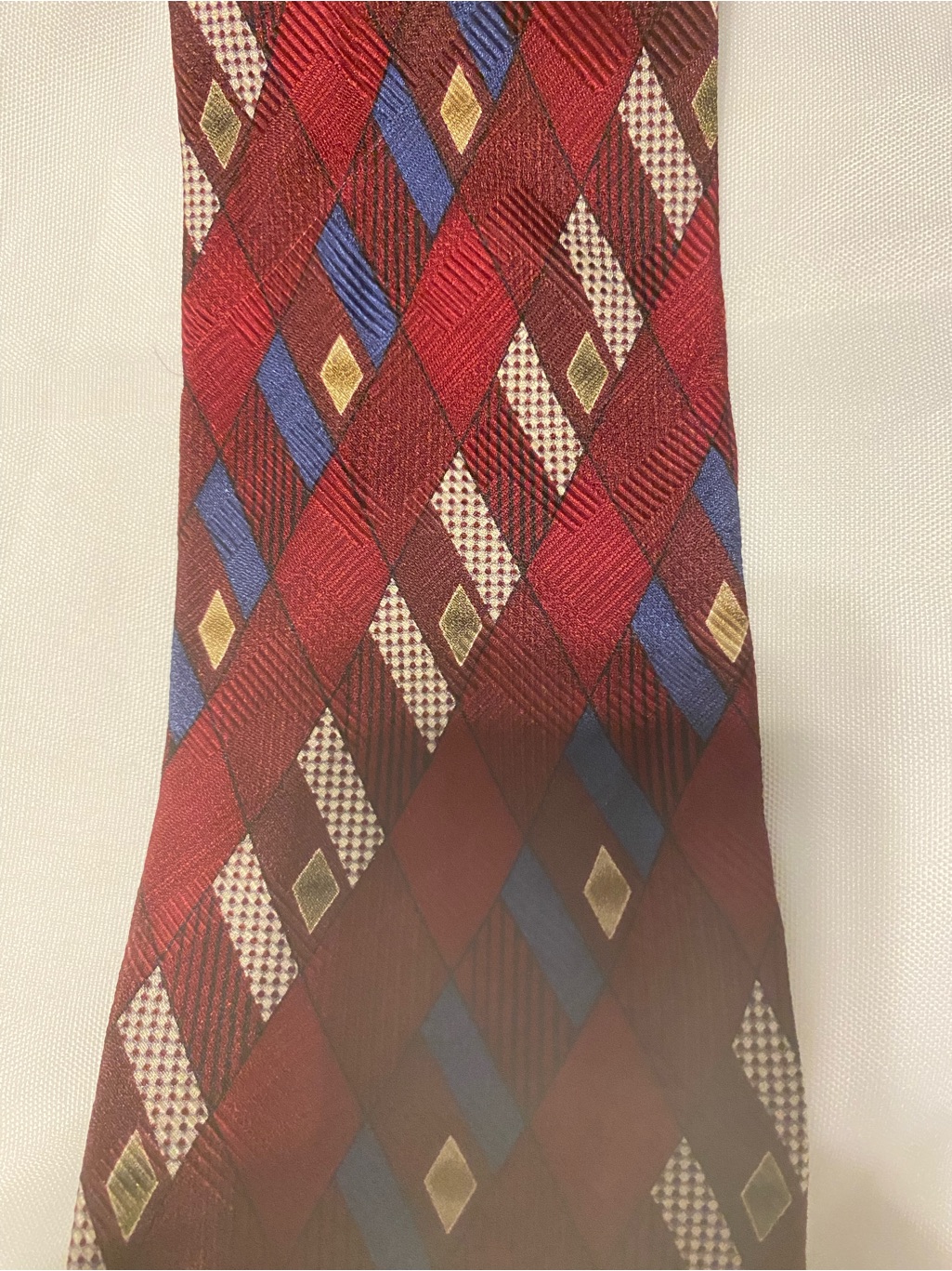 Men's Red Diamond-Pattern Tie With Blue And Gold Accents